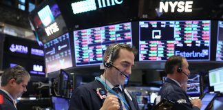 Apple hits record, Fed holds