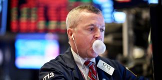 Dow futures point to a loss of 400 points after Tuesday's surge