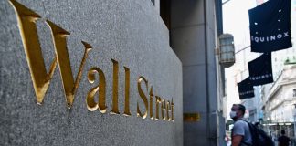 Stock futures rise ahead of bank earnings
