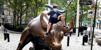 Stock futures rise slightly in overnight trading as market looks to extend record-setting rally