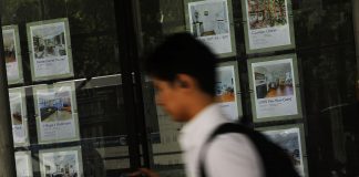 Manhattan apartment deals fall 31% while sales boom in the suburbs
